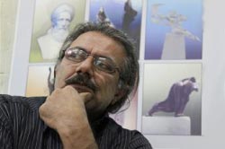 مجسمه امام را ۲۵ سال پیش ساختم/ ادای دین به شهدا از طریق ساخت پرترههای گچی/ تعداد دلالان هنر زیاد است مجسمه امام را ۲۵ سال پیش ساختم/ ادای دین به شهدا از طریق ساخت پرترههای گچی/ تعداد دلالان هنر زیاد است