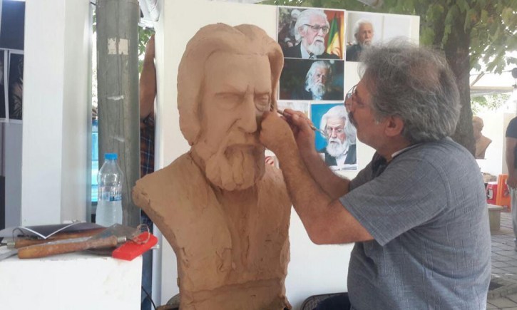مجسمه امام را ۲۵ سال پیش ساختم/ ادای دین به شهدا از طریق ساخت پرترههای گچی/ تعداد دلالان هنر زیاد است مجسمه امام را ۲۵ سال پیش ساختم/ ادای دین به شهدا از طریق ساخت پرترههای گچی/ تعداد دلالان هنر زیاد است