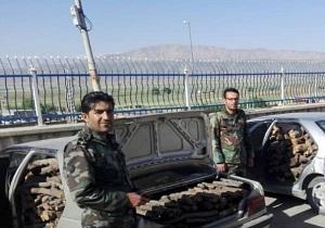 توقیف دو خودروی حامل چوب جنگلی قاچاق