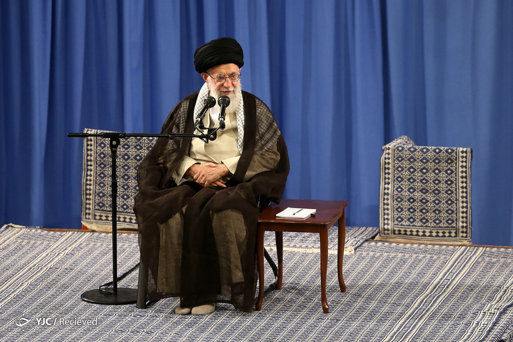 زرنگ‌بازی سیاسی این آقا (ترامپ)، ما را فریب نمی‌دهد/ هزینه تسلیم در برابر دشمن از هزینه مقاومت بیشتر است/ هر جا تسلیم شدیم ضربه خوردیم/ تمرکز مسئولان کشور باید بر مسئله اقتصاد باشد