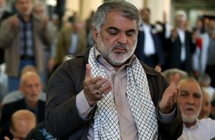 تصویری از جانباز معروف بیت رهبری در کنار رهبر انقلاب