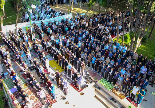 یک ماه روزه داری و عبادت به درگاه پروردگار به سرآمد
