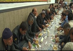 برگزار ی سفره احسان دفتر مقام معظم رهبری برای ۱۵۰۰نفردربخشایش