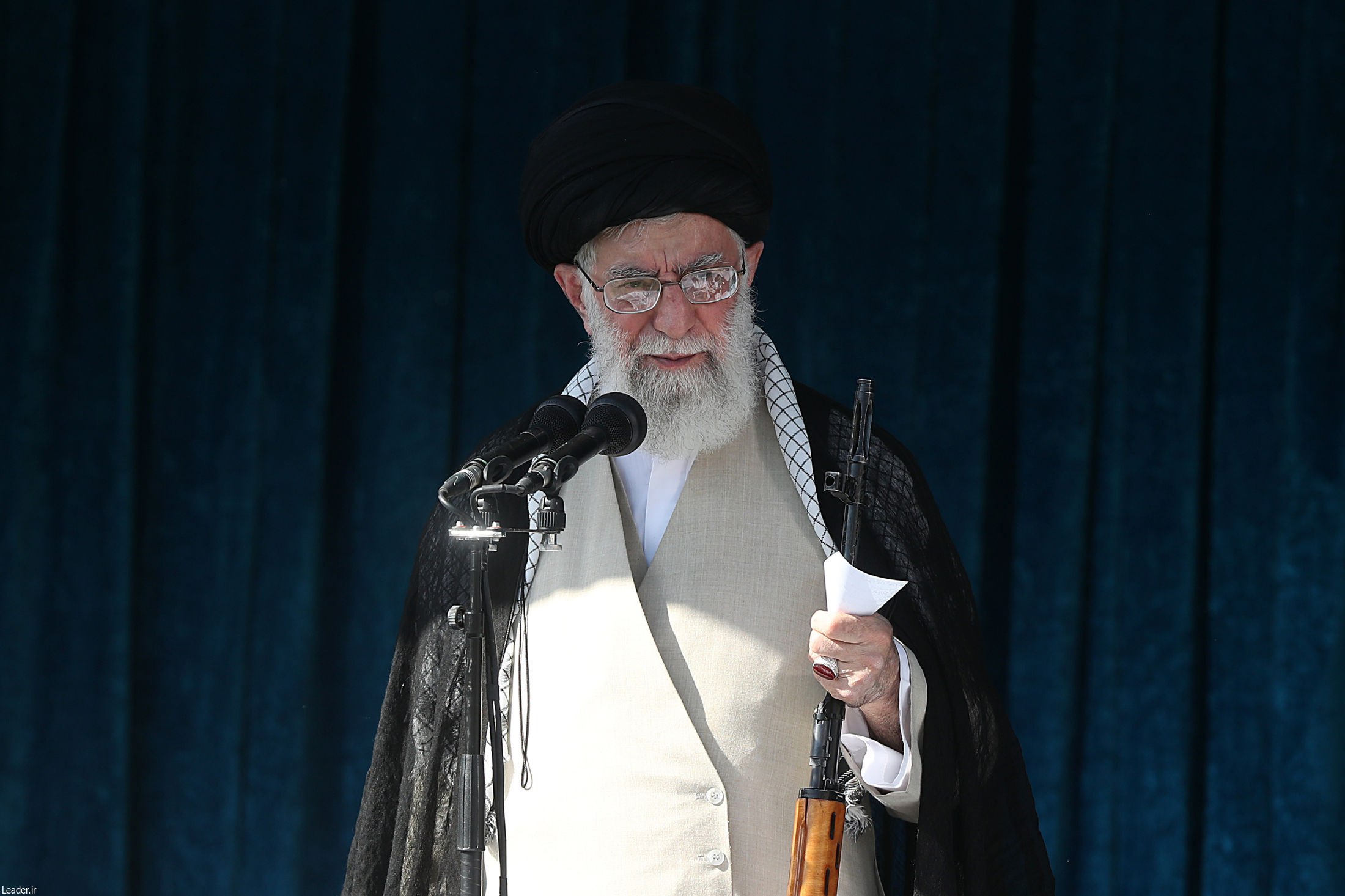 اسلحه رهبر انقلاب در نماز عید فطر +تصاویر