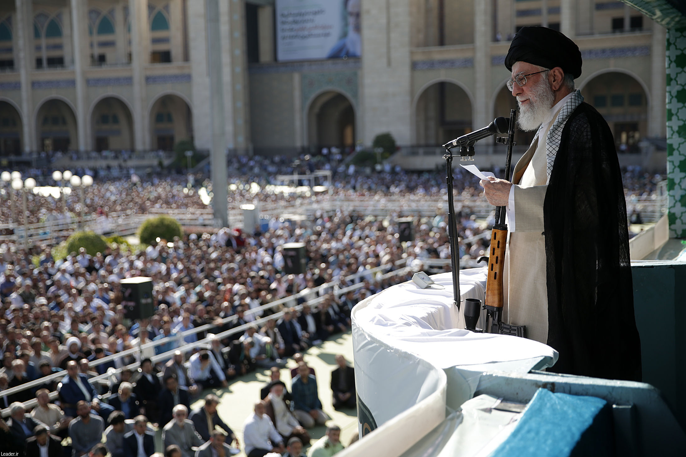 اسلحه رهبر انقلاب در نماز عید فطر +تصاویر