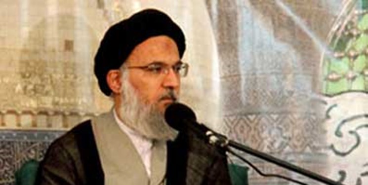 انسان در ماه مبارک رمضان با قرآن انس می‌گیرد