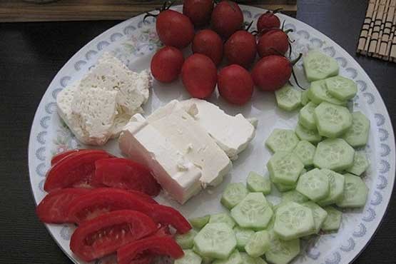 خوردن پنیر با گوجه و خیار ممنوع!