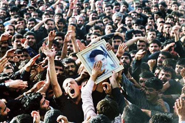 ویدئویی کمتر ديده‌ شده از وداع تاريخی ملت ايران با امام خمينی(ره)