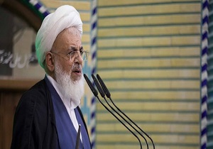 عقب نشینی در برابر توطئه‌های استکبار جهانی و آمریکا خیانت به نظام است