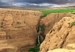 ساخت اقامتگاه‌های بوم‌گردی و زیپ‌لاین در محدوده آبشار پیران
