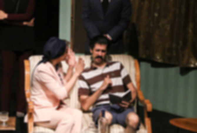 سرو مشروبات الکلی روی صحنه تئاتر! +تصاویر