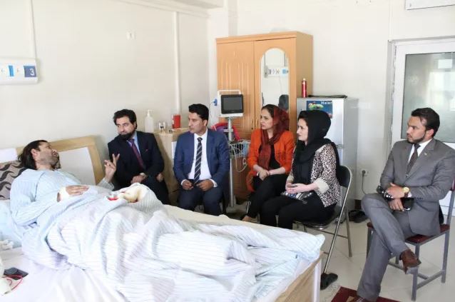 عیادت سخنگویان دولت افغانستان از یک خبرنگار + عکس