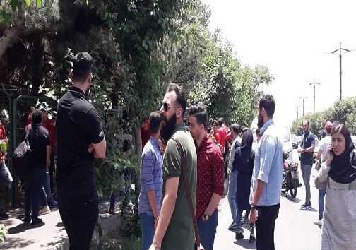 حضور هواداران پرسپولیس مقابل وزارت ورزش