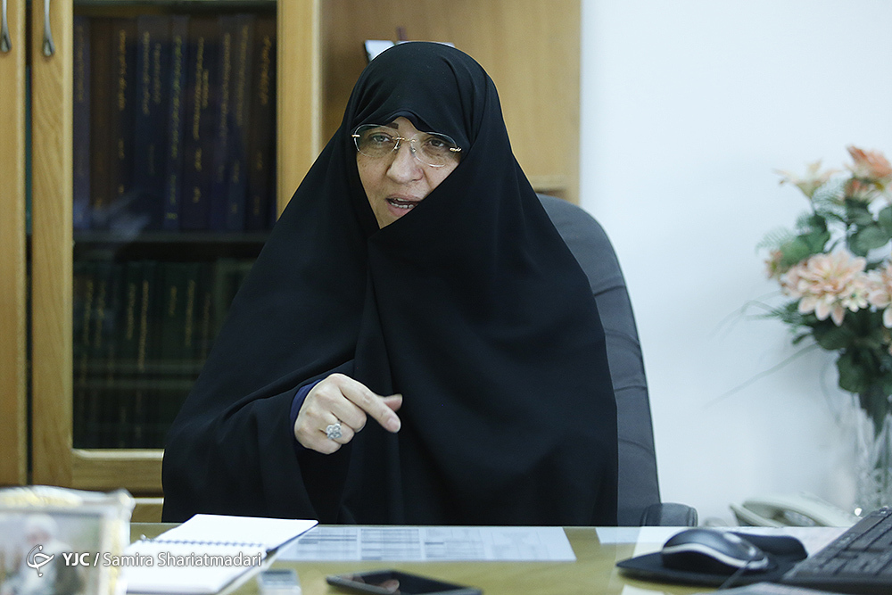 رهبری هیچ&zwnj;وقت نگفتند که زنان تنها خانه&zwnj;داری کنند/ نامه&zwnj;های عاشقانه آیت&zwnj;الله مهدوی کنی به همسرشان/ چه کسی گفته زنان چادری باید خانه نشین شوند؟!