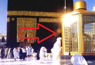 بازداشت زائری که با پیچ گوشتی قصد باز کردن مقام ابراهیم را داشت + فیلم