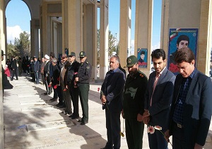 عطر افشانی و غبارروبی قبور مطهر شهدا در شهرستان خاتم