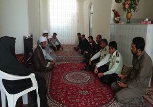 جمعی از مسئولان شهرستان خاتم با خانواده شهید سلیم آبادی دیدار کردند