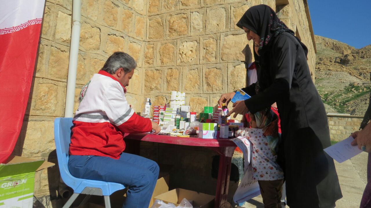 بهره مندی ۱۲۰ نفر از کودکان و دانش آموزان مناطق سیل زده از خدمات تیم سحرهلال احمر ایلام