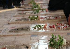 عطر افشانی غبارروبی و قبور مطهر شهدا در شهرستان خاتم