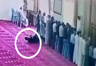 لحظه جان&zwnj;دادن نمازگزار روزه&zwnj;دار در مسجد + فیلم
