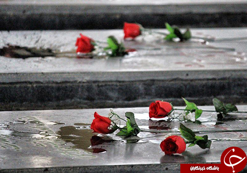 گلباران قبور شهدا شهر اراک به مناسبت روز مقاومت