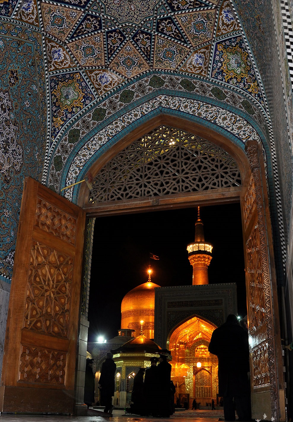تمامی درب‌های حرم مطهر در مراسم شب‌های قدر باز است