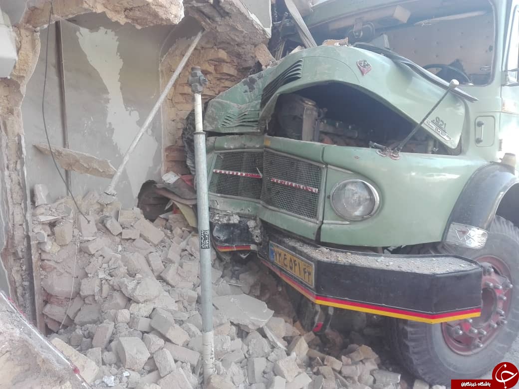 برخورد کامیون با مغازه و منزل حادثه آفرید