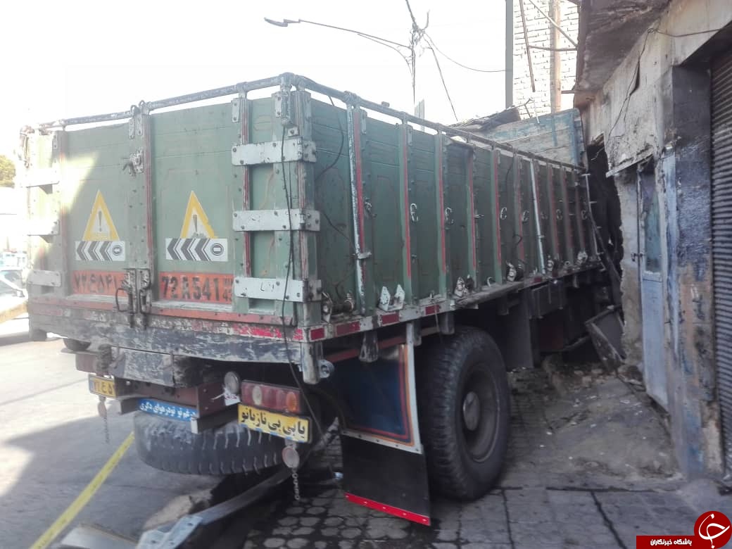برخورد کامیون با مغازه و منزل حادثه آفرید
