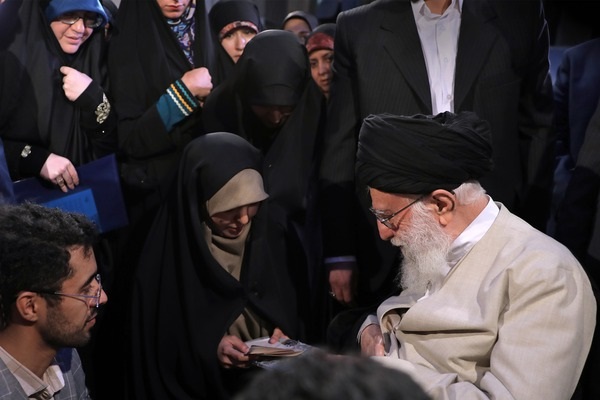 قسمت سوم:با فاصله&zwnj;ی یک صندلی!