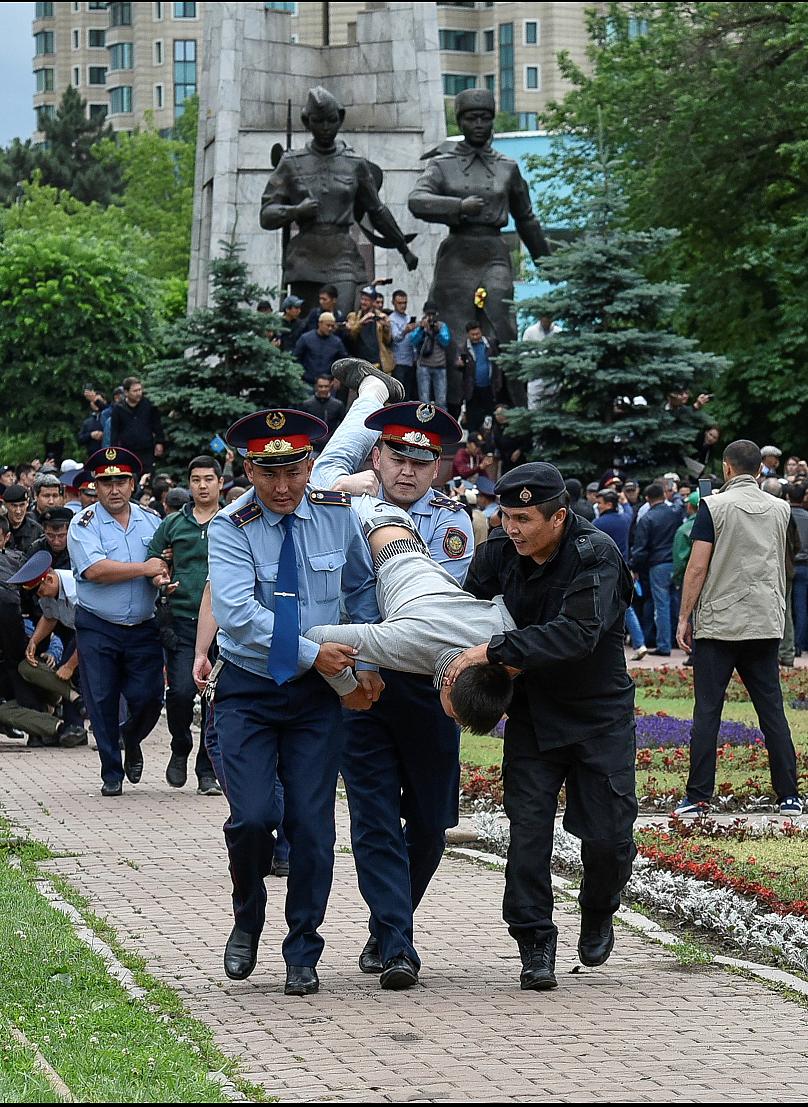 بازداشت ۵۰۰ معترض پس از اتمام رای&zwnj;گیری در انتخابات قزاقستان