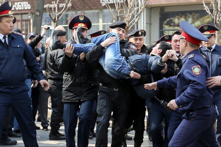 بازداشت ۵۰۰ معترض پس از اتمام رای&zwnj;گیری در انتخابات قزاقستان
