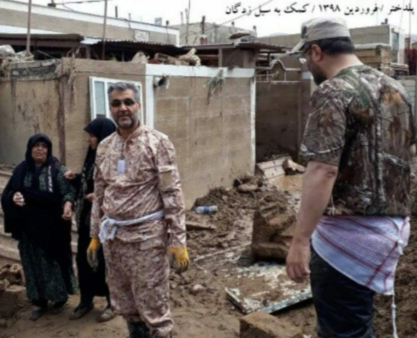 تصویری قابل تامل از راننده اسنپ در رخت جهادی در مناطق سیل&zwnj;زده