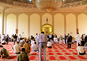 مرگ ناگهانی یک امام جماعت روی منبر در مالزی + فیلم