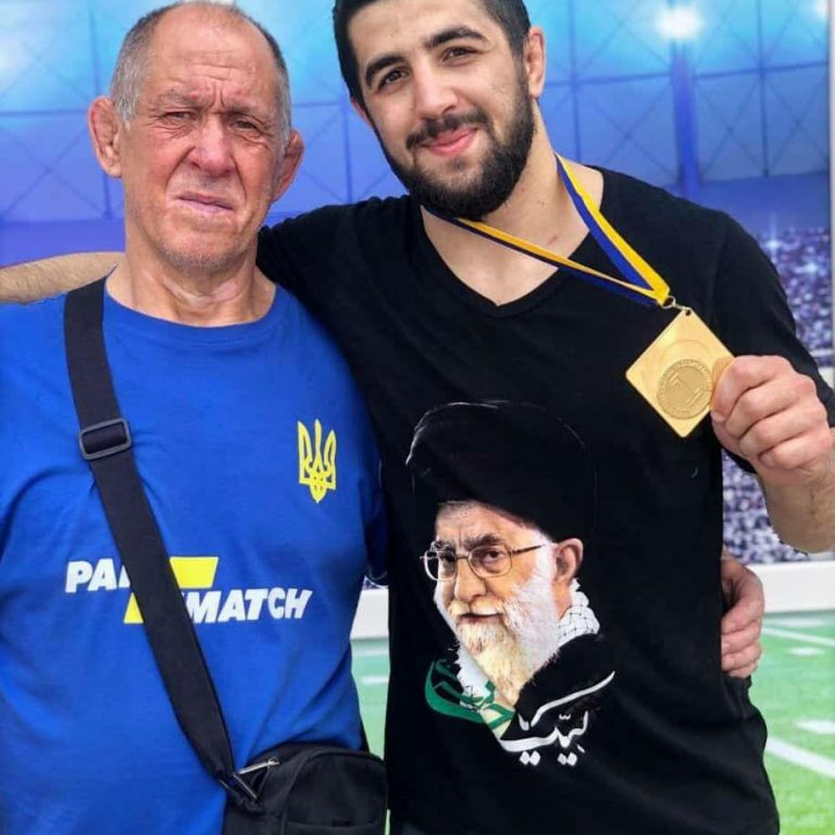 تصویر رهبرانقلاب روی پیراهن قهرمان اوکراینی /قرار گرفتن بر روی سکوی قهرمانی با پیراهن منقش به تصویر مقام معظم رهبری در اوکراین +عکس