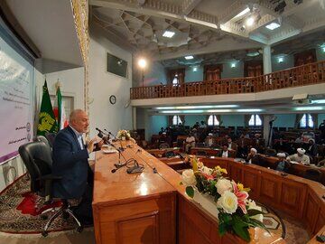 کسی که دست در دست آمریکا و اسرائیل گذاشته باشد خائن است