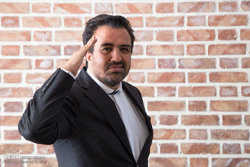 ماجرای بنر حاشیه ساز حسینی بای در نماز عیدفطر چه بود؟ +تصویر