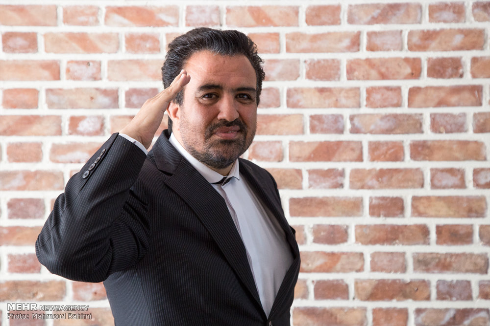 ماجرای بنر حاشیه‌ساز حسینی بای در نماز عید فطر چه بود؟ +عکس