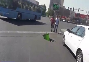 ترمیم حفره خیابان با سطل زباله! + فیلم