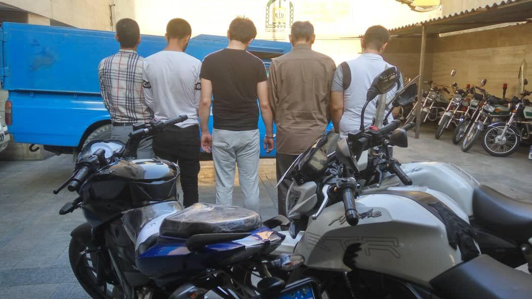 دستگیری سارقان سریالی انبارهای پایتخت + عکس