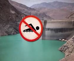 سقوط دو خودرو به داخل دریاچه پس از ریزش ناگهانی پل + فیلم