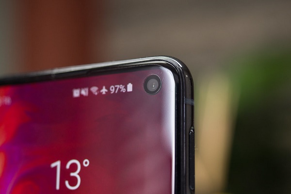 طرح ZTE برای استفاده از دو حفره مجزا دوربین سلفی روی نمایشگر
