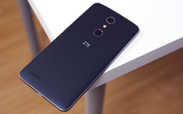 طرح ZTE برای استفاده از دو حفره مجزا دوربین سلفی روی نمایشگر