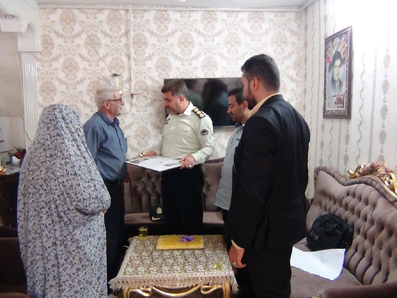 ابلاغ سلام رهبری به خانواده شهید ناجا در اراک