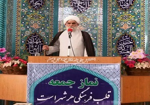 رهبری انقلاب با اقتدار در برابر دشمنان ایستاده است