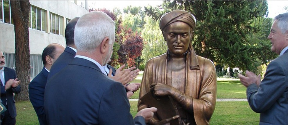 واکنش یک مجسمه ساز به طراحی ضعیف المان سعدی/ به بهانه جوان گرایی، شهر از آثار ماندگار خالی شده است