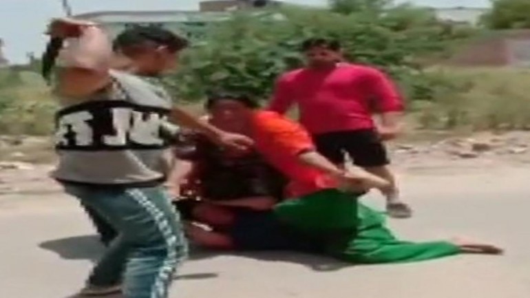 بلایی که فامیل سیاستمدار محلی بر سر زن بیچاره آورد! + فیلم///