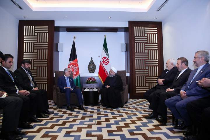 دیدار و گفتگوی روحانی و عبدالله در حاشیه کنفرانس سیکا