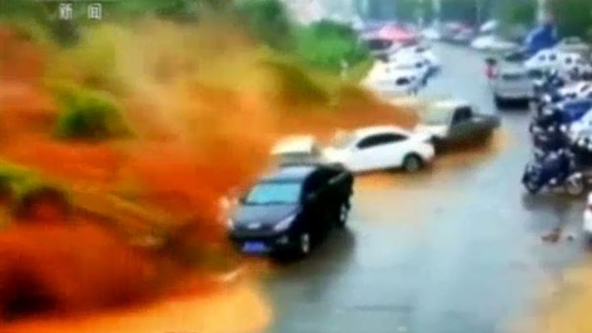 غافلگیر شدن رانندگان از رانش زمین ناگهانی + فیلم///