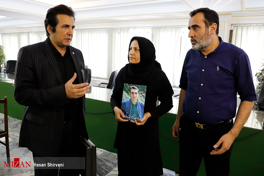 حضور بازیگر معروف در جلسه دادگاه + تصاویر