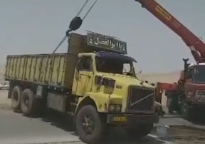 ترکیدگی لاستیک و واژگونی کامیون در «میبد» + فیلم